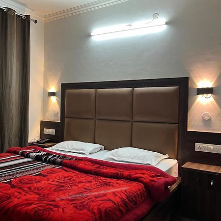 Hotel Premier Mall Road Manali Buitenkant foto