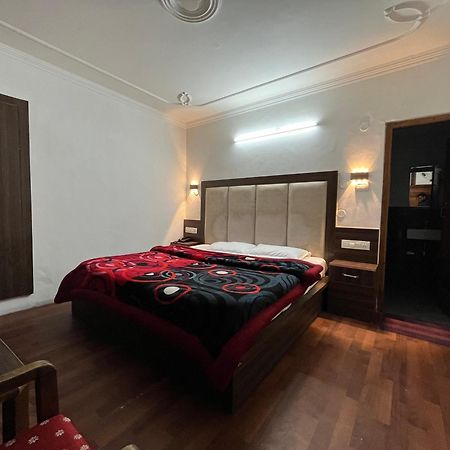 Hotel Premier Mall Road Manali Buitenkant foto