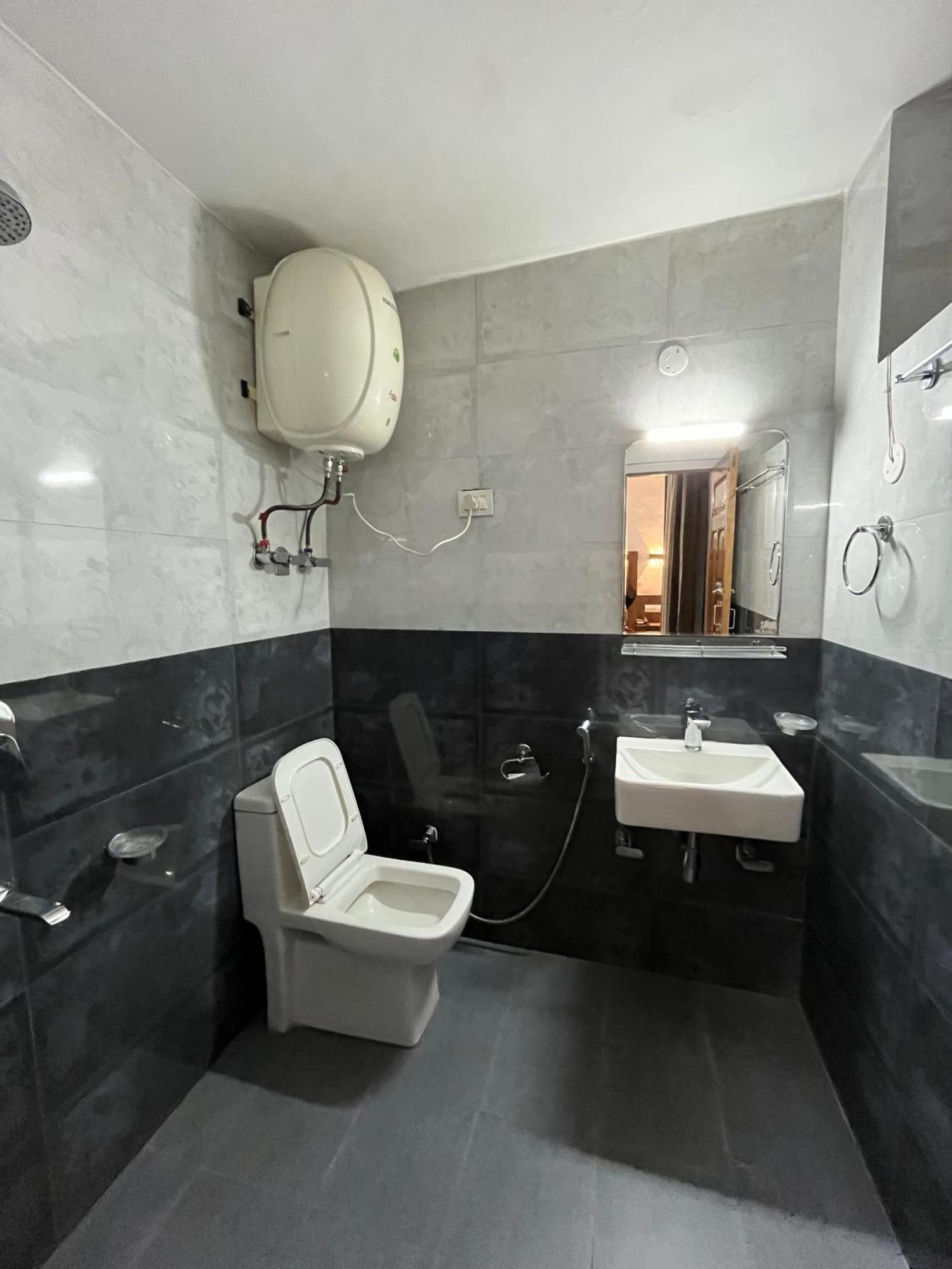 Hotel Premier Mall Road Manali Buitenkant foto