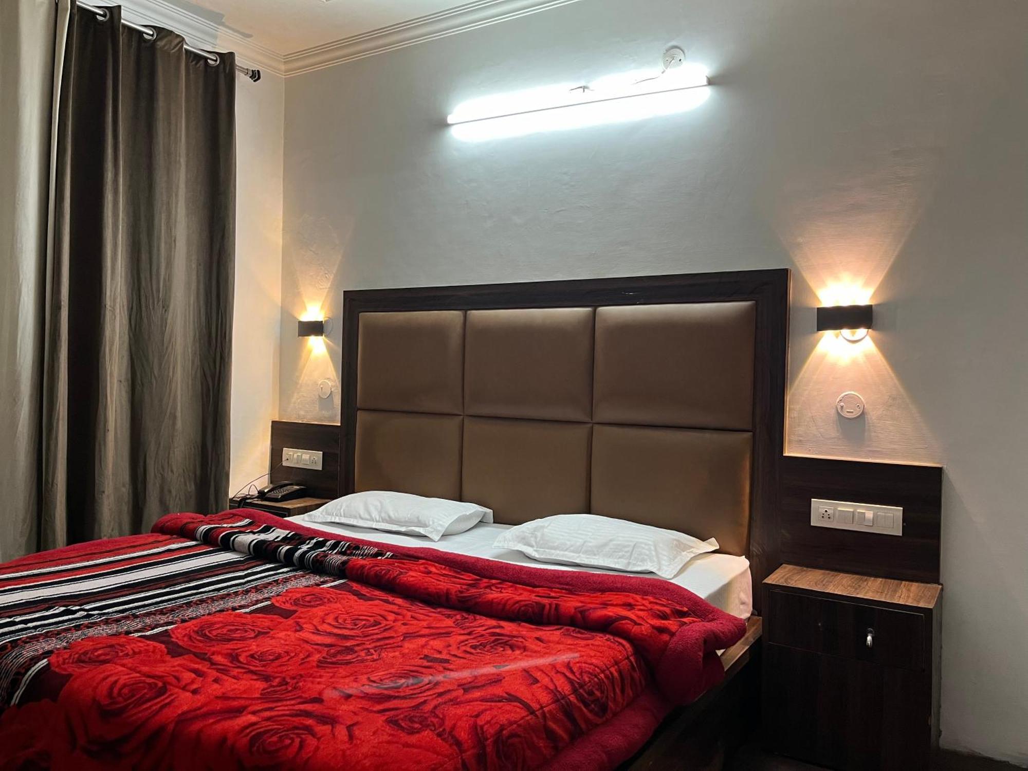 Hotel Premier Mall Road Manali Buitenkant foto