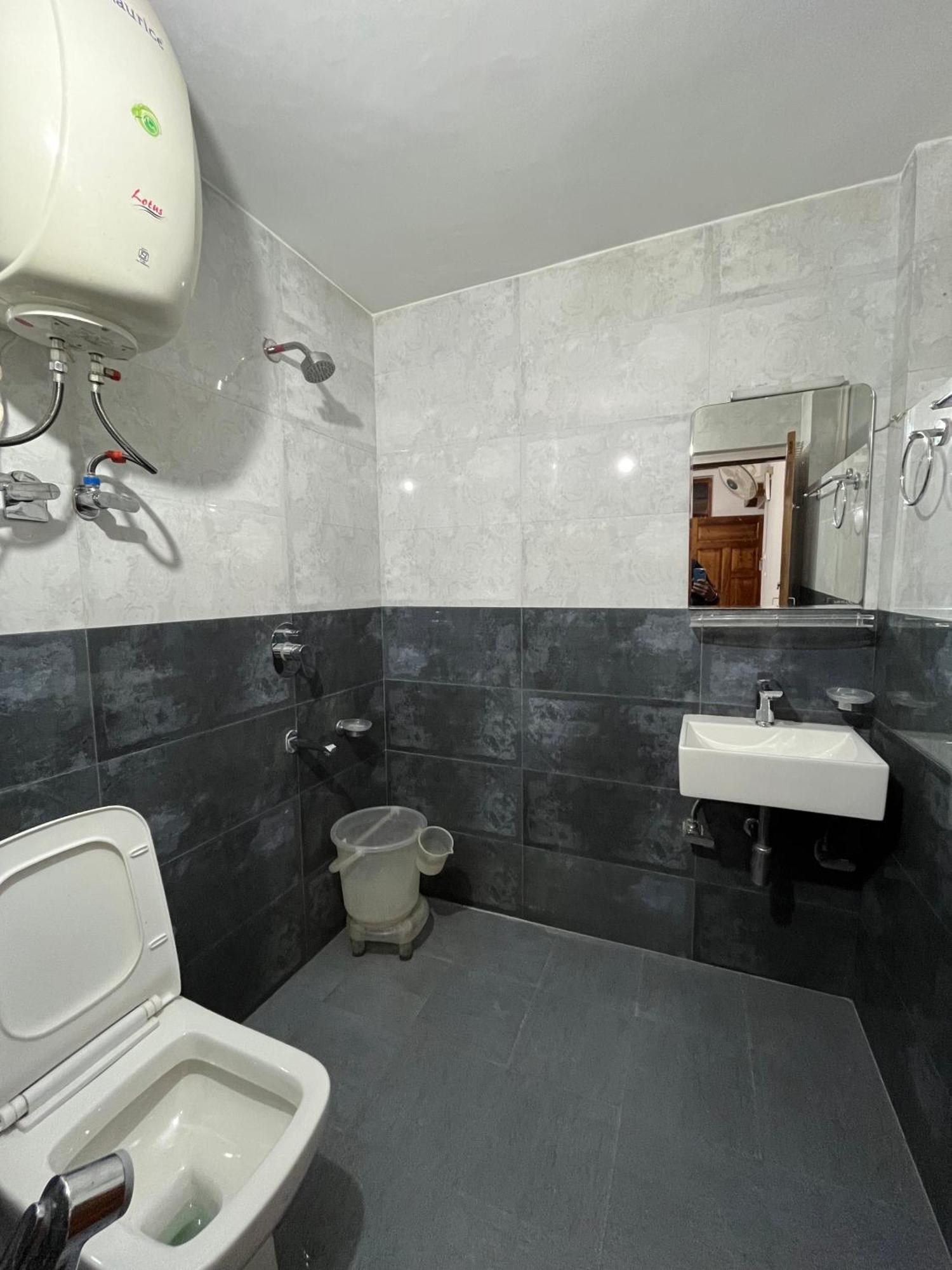 Hotel Premier Mall Road Manali Buitenkant foto