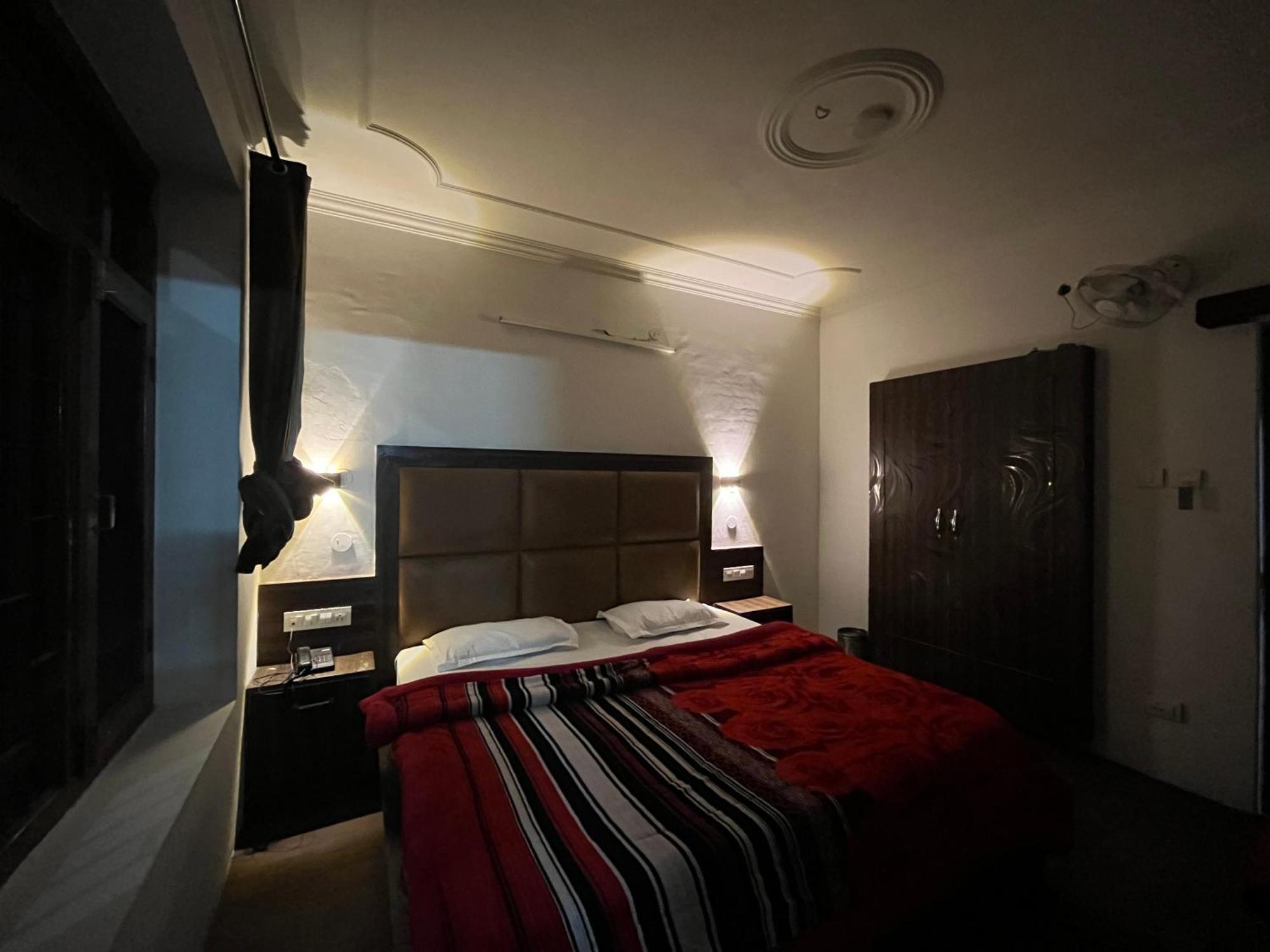 Hotel Premier Mall Road Manali Buitenkant foto