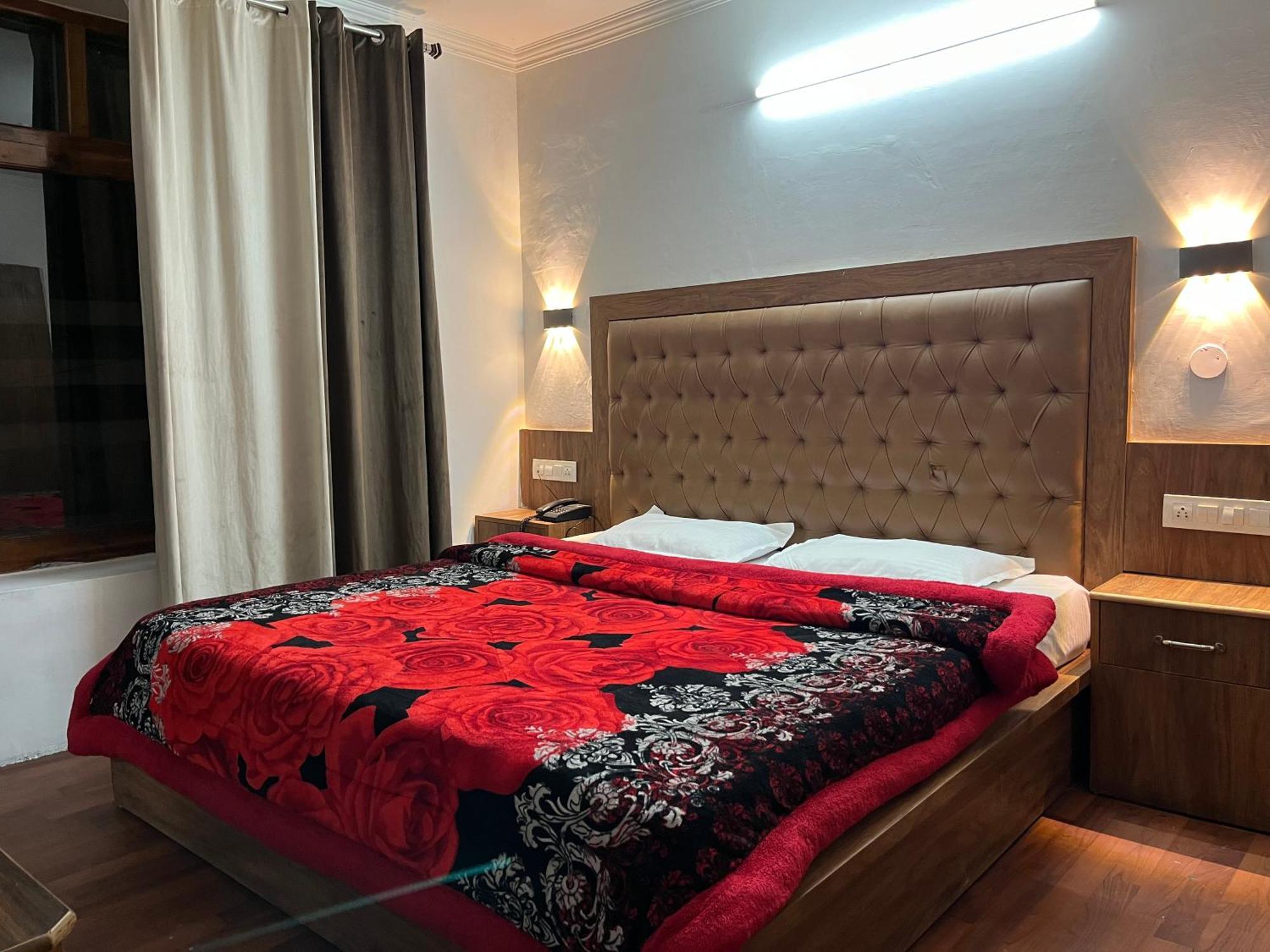 Hotel Premier Mall Road Manali Buitenkant foto