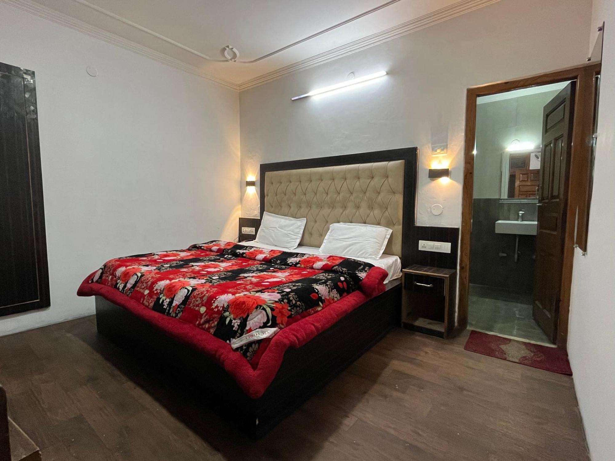 Hotel Premier Mall Road Manali Buitenkant foto