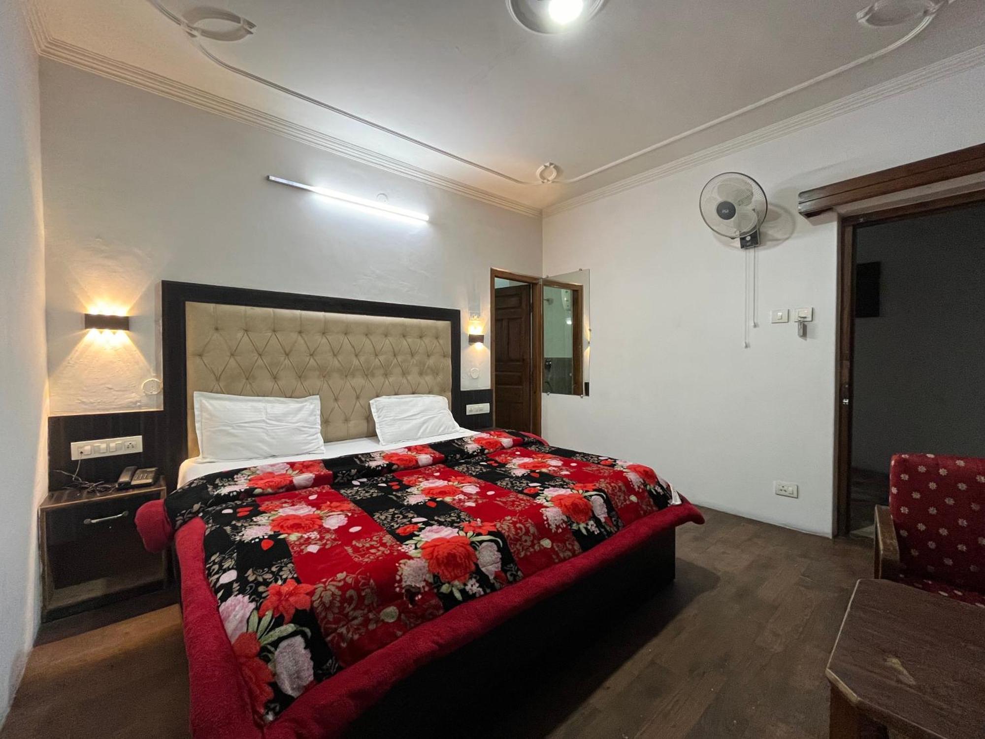 Hotel Premier Mall Road Manali Buitenkant foto