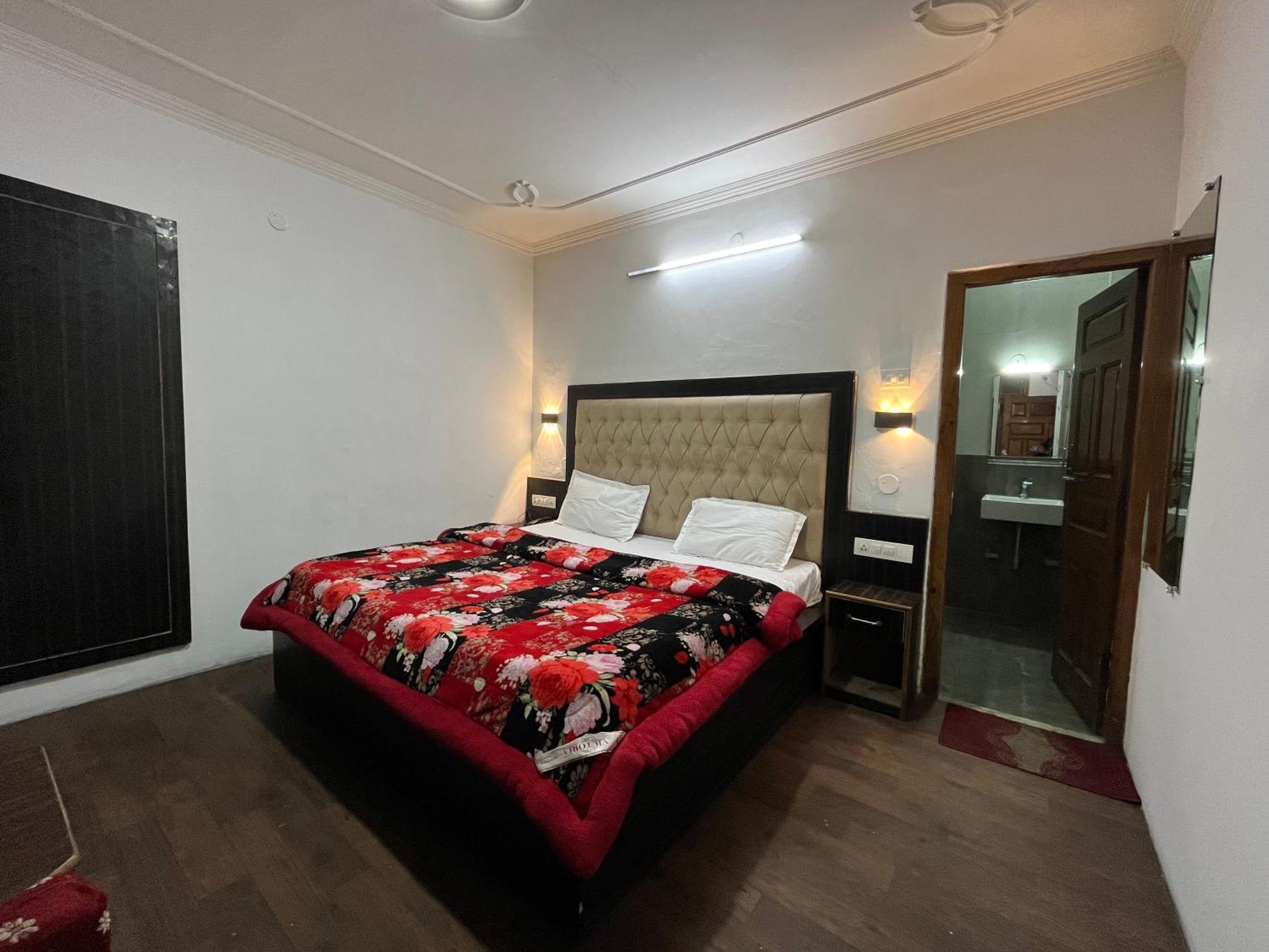 Hotel Premier Mall Road Manali Buitenkant foto