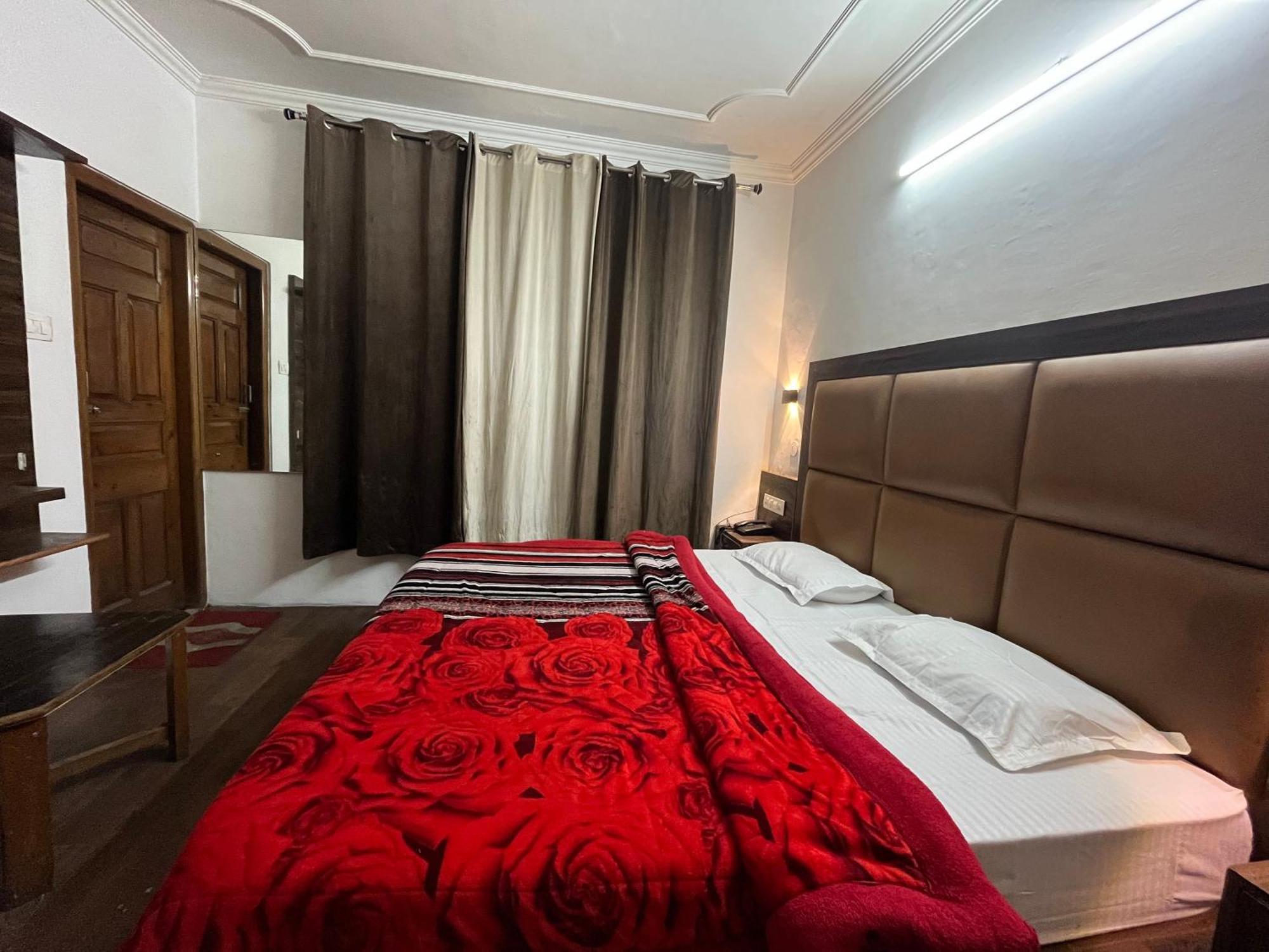 Hotel Premier Mall Road Manali Buitenkant foto