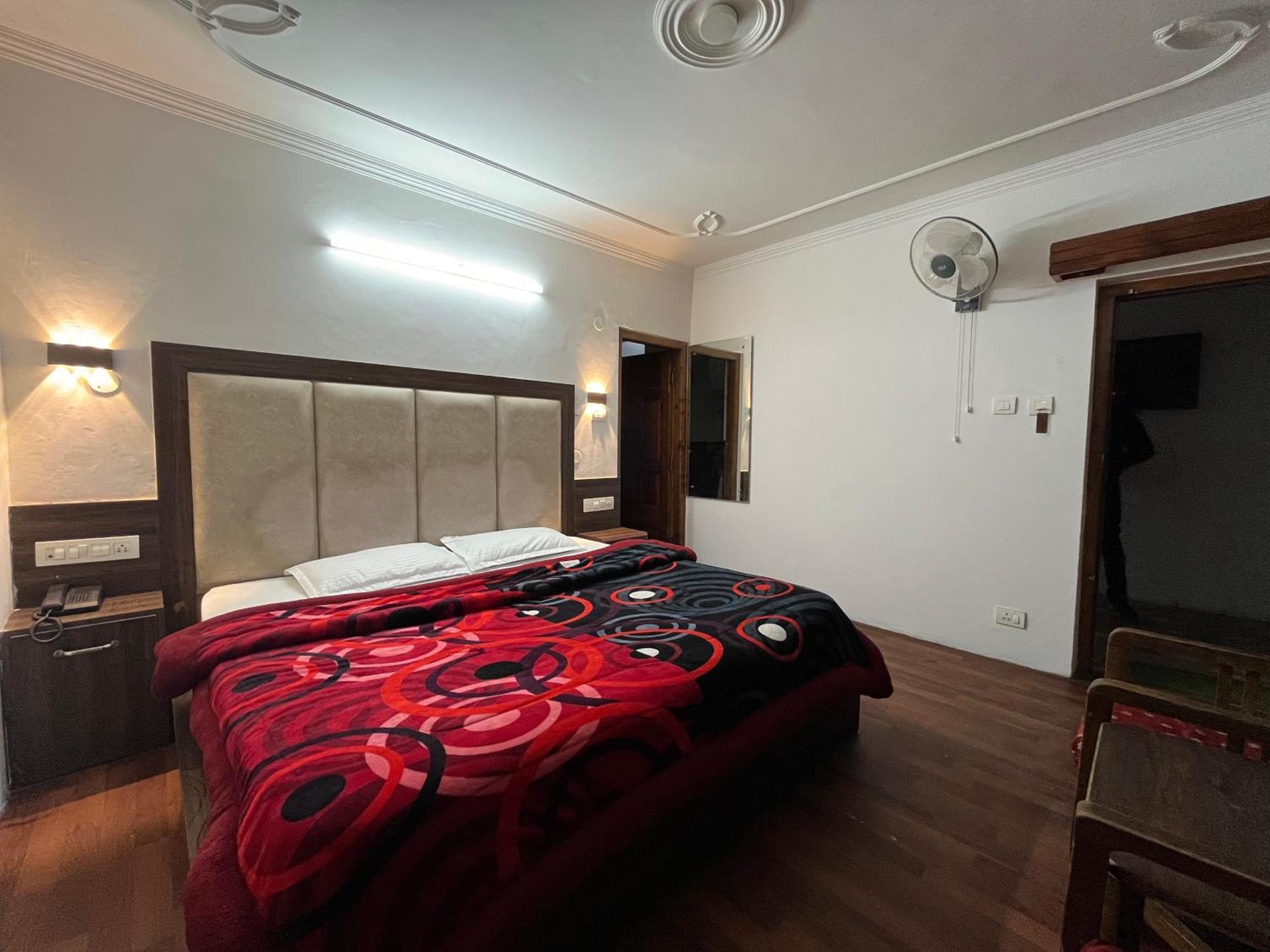 Hotel Premier Mall Road Manali Buitenkant foto