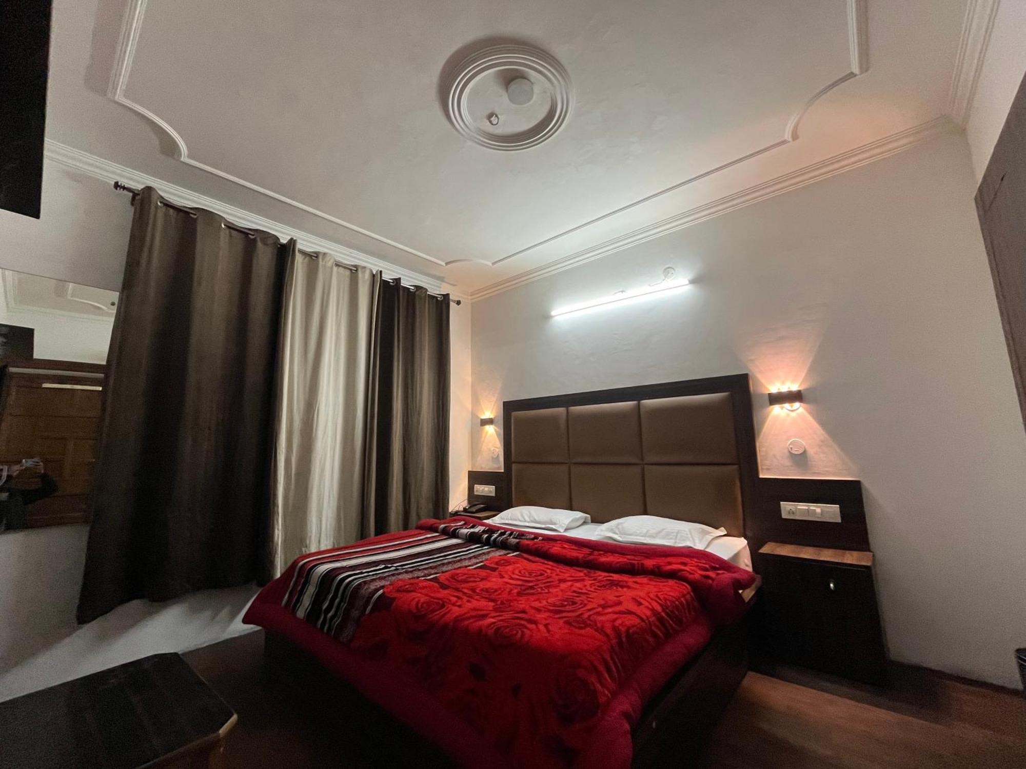 Hotel Premier Mall Road Manali Buitenkant foto
