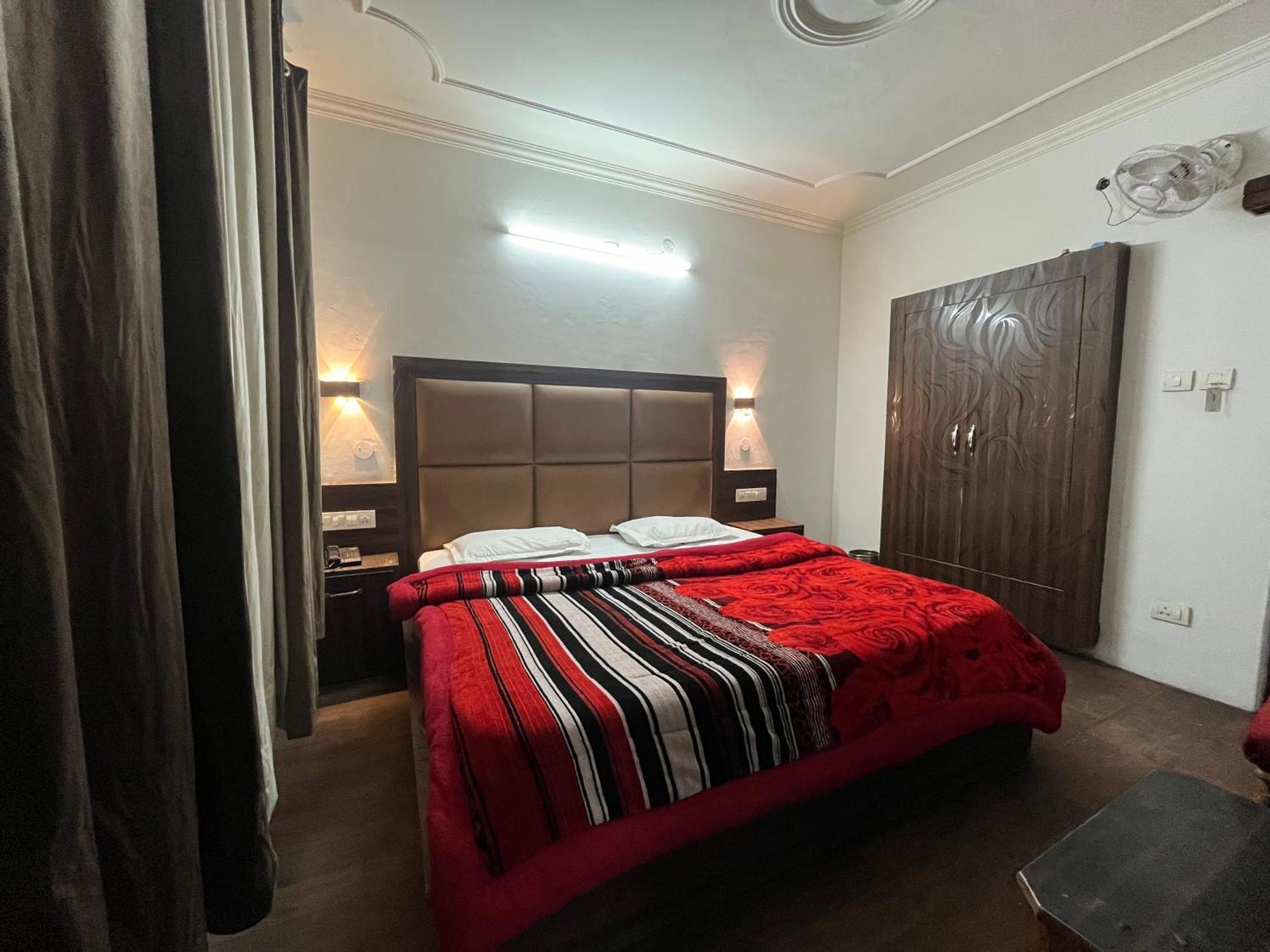 Hotel Premier Mall Road Manali Buitenkant foto