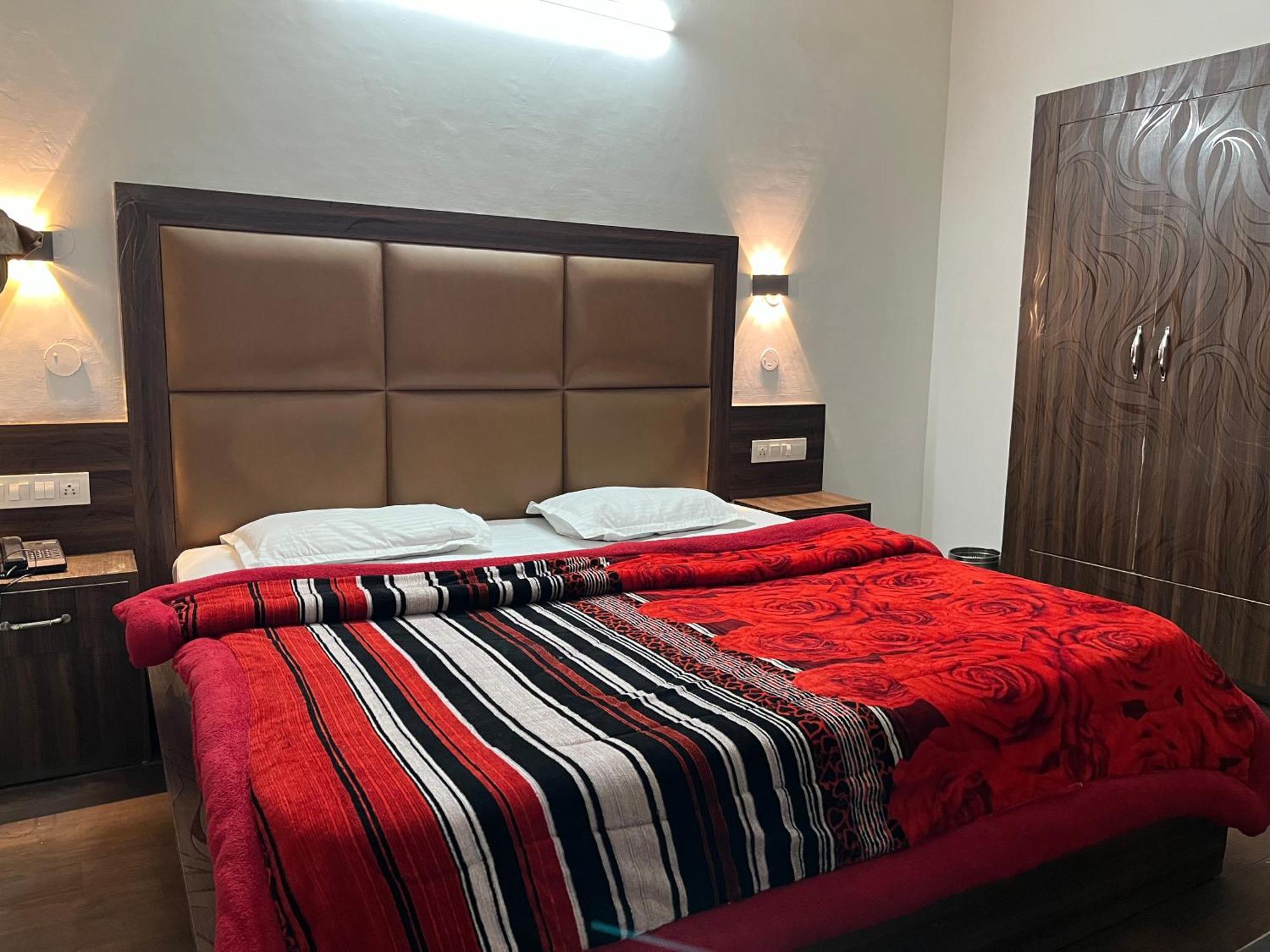 Hotel Premier Mall Road Manali Buitenkant foto