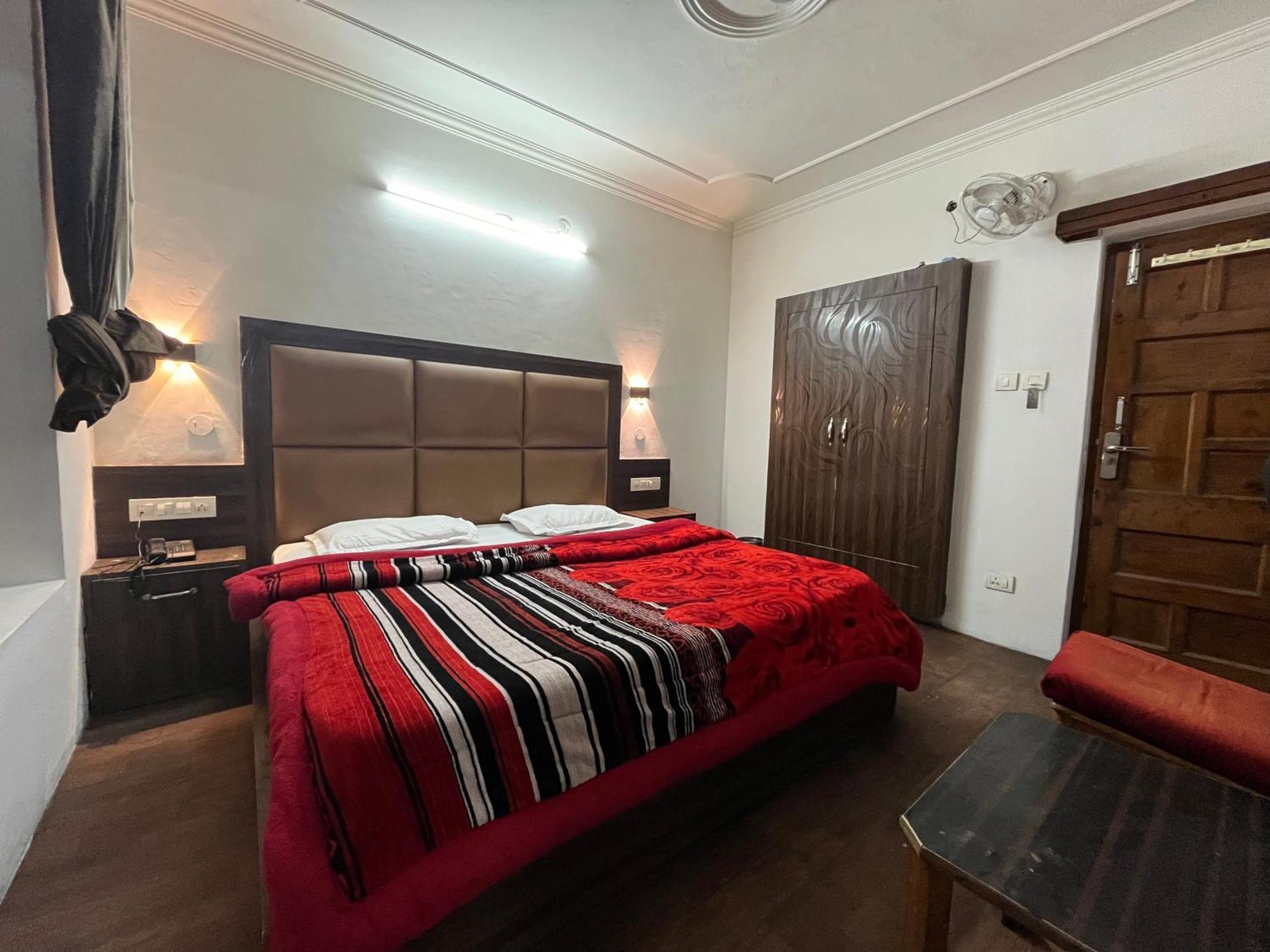 Hotel Premier Mall Road Manali Buitenkant foto