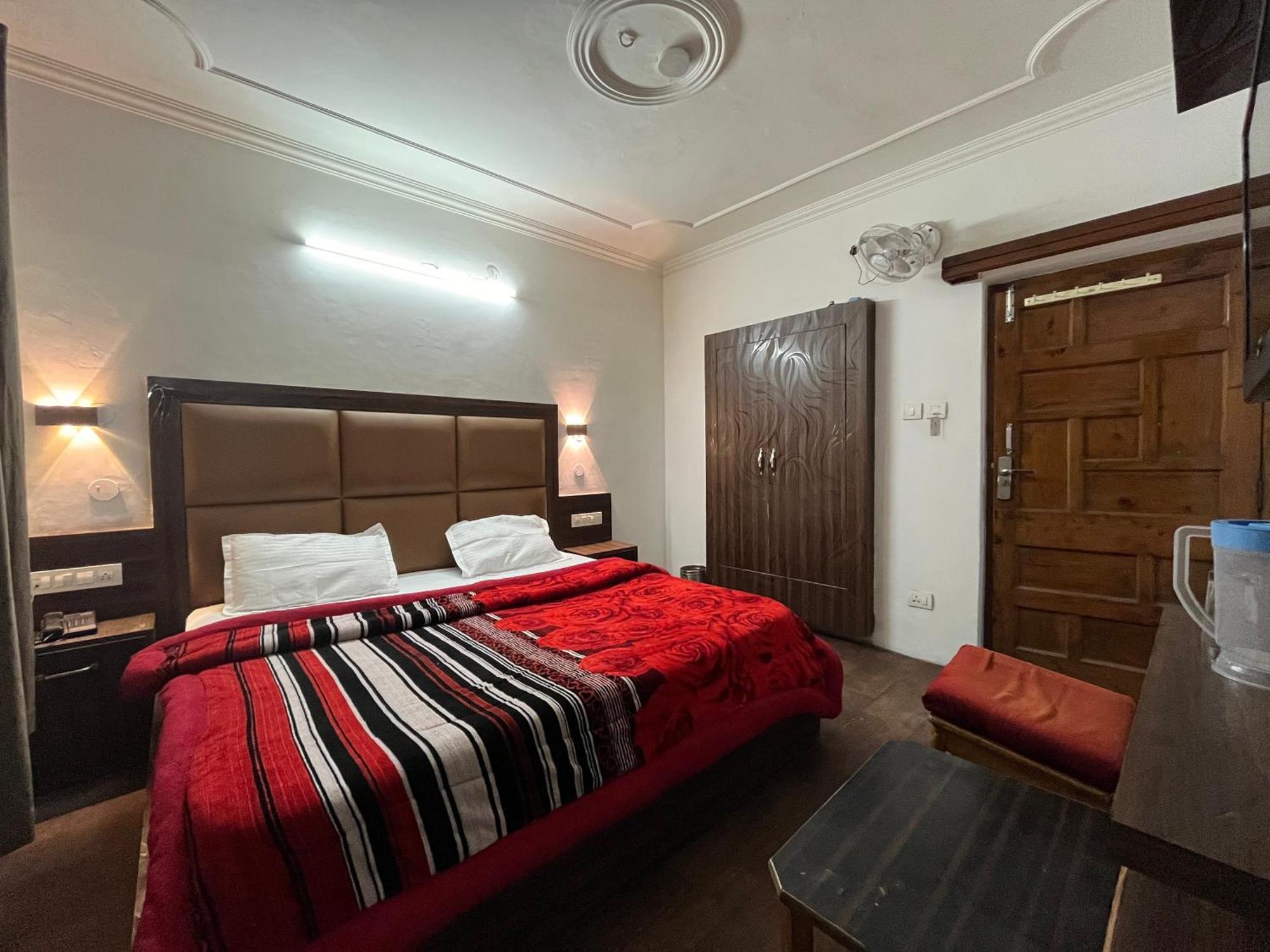 Hotel Premier Mall Road Manali Buitenkant foto